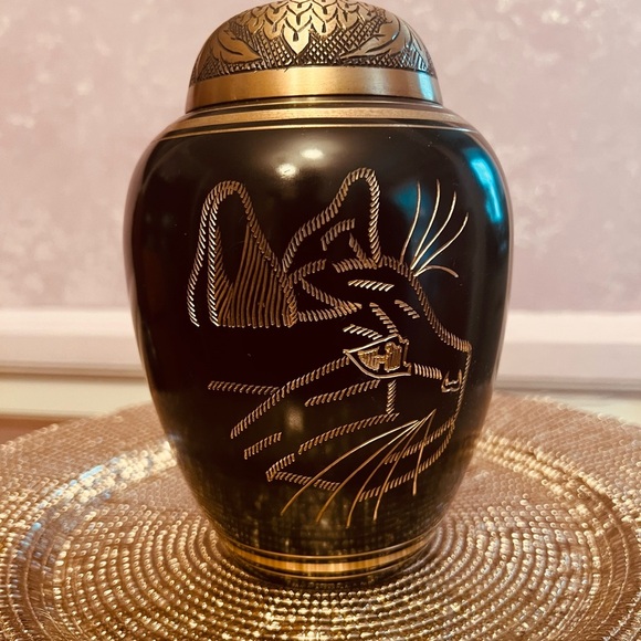 Solid brass, black, 45 cubic inches, carved cat urn. - Picture 6 of 8